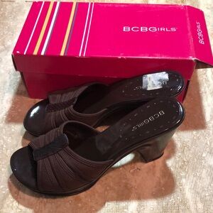 🆕 BCBGirls brown sandals sauna - size 8